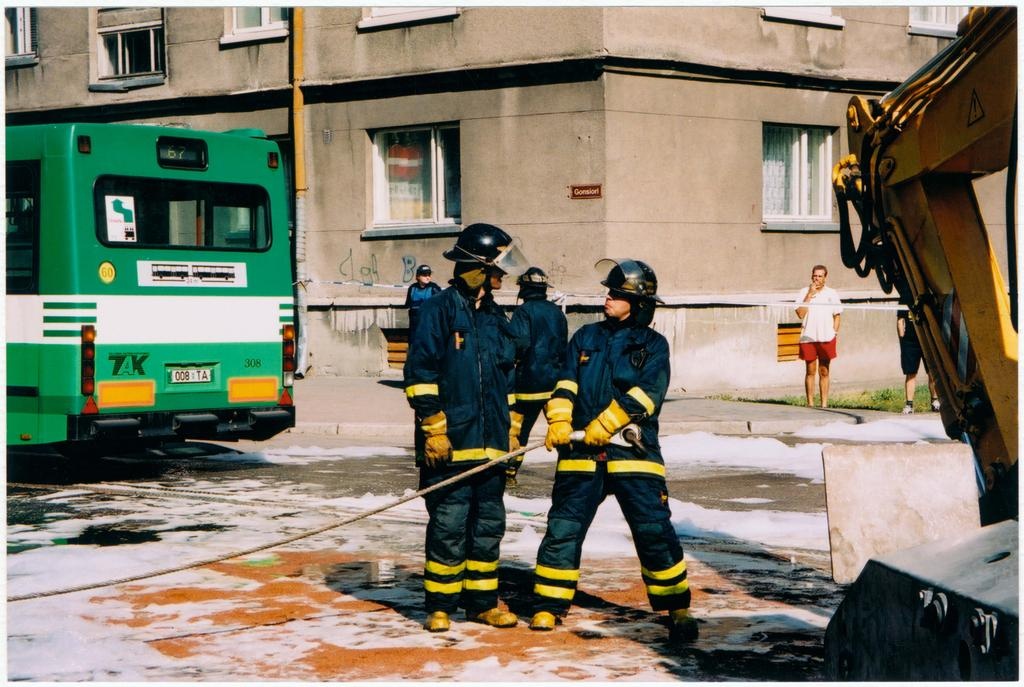 Ekskavaatori ja bussi kokkupõrke tagajärgede koristamine Gonsiori tänaval