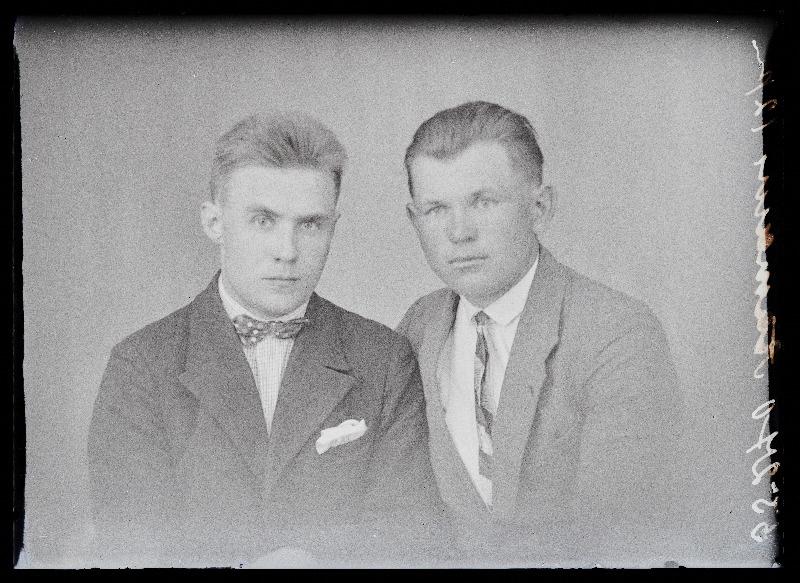 Kaks noormeest, (foto tellija Aamann).