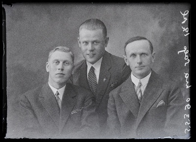Grupp mehi: vasakult 1. Villmann, 2. foto tellija Sõlg, 3. Maasepp.  similar photo
