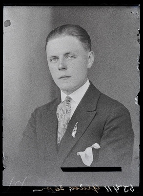 Viljandi Linna Gümnaasiumi lõpetanud Arnold Gottfried Glück.  duplicate photo