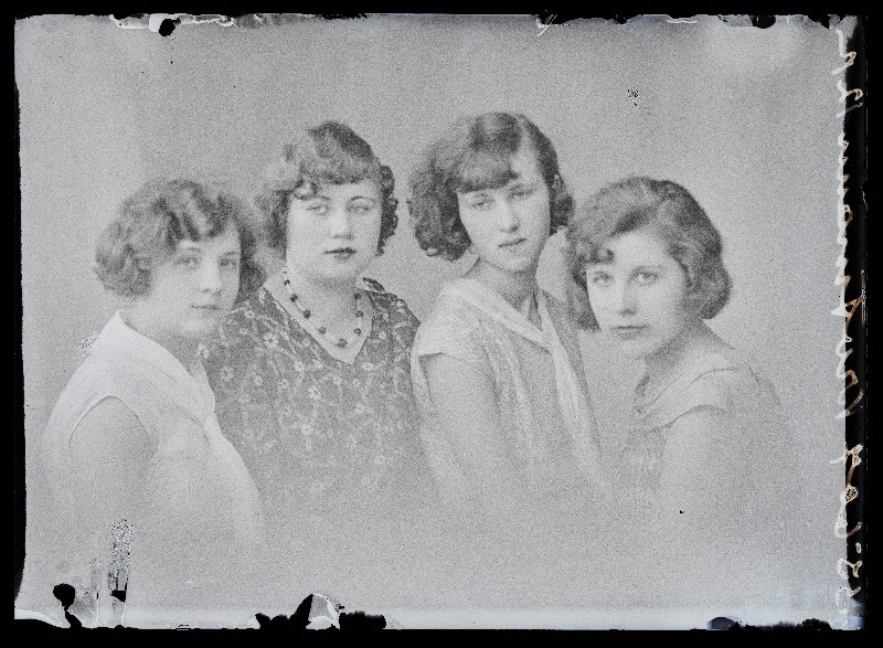 Grupp naisi, 3. Marta Krootmann.