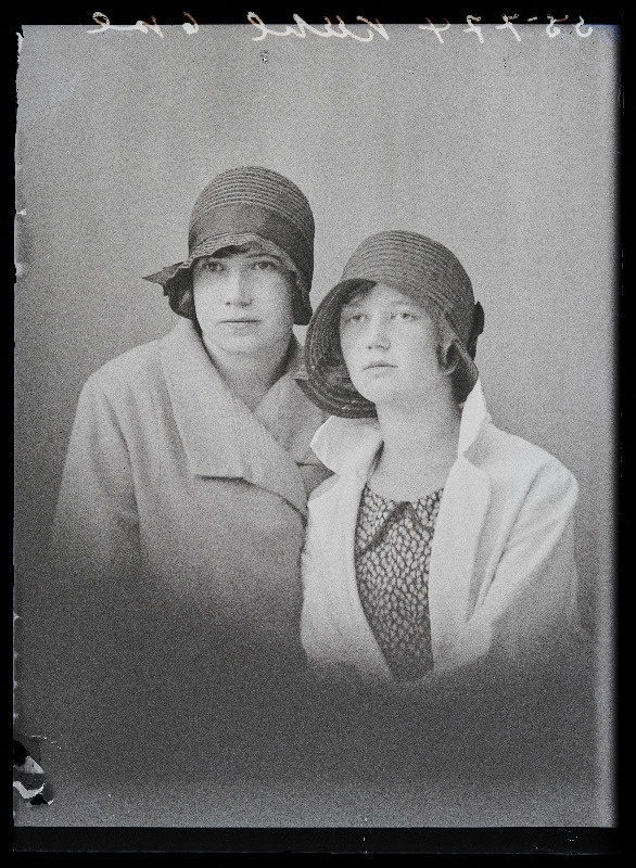 Kaks naist, (foto tellija Kühl).