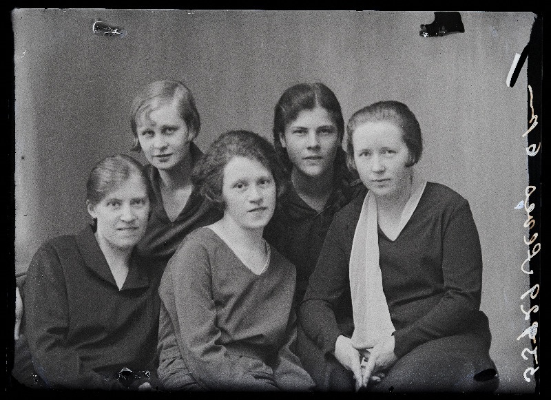 Grupp naisi, taga paremal Saarik, (foto tellija Ilves).