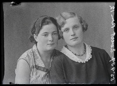 Kaks naist, (foto tellija Evert).  similar photo