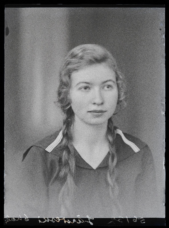 Viljandi Eesti Haridusseltsi Tütarlaste Gümnaasiumi õpilane Leida Järveski.