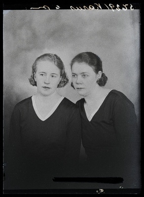 Kaks naist, (foto tellija Karus).  similar photo