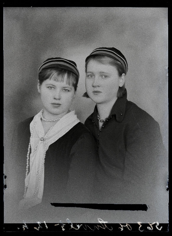 Kaks koolitüdrukut, (foto tellija Anvelt).