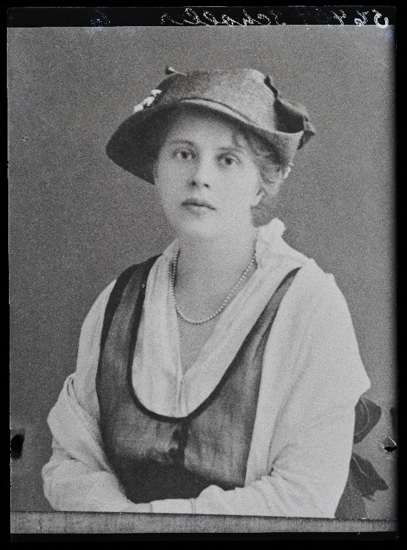 Naise foto, (09.12.1930 fotokoopia, tellija Schöler [Schoeler]).