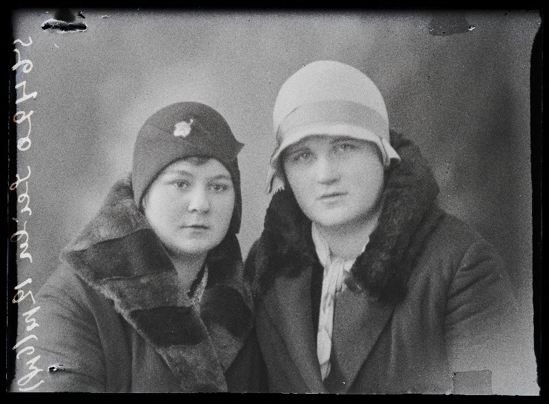 Kaks naist, (foto tellija Seiler Kolga-Jaanist).
