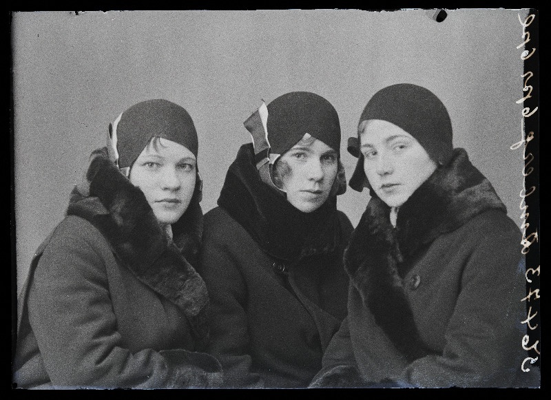 Grupp naisi, (foto tellija Amberg).