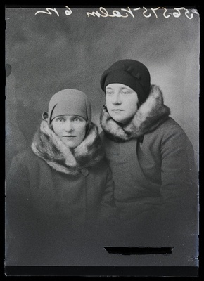 Kaks naist, (foto tellija Kalm).  duplicate photo