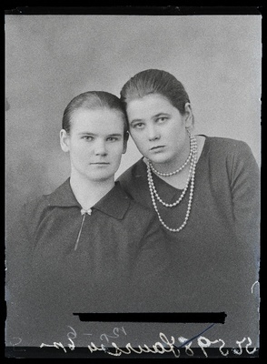 Kaks naist, (foto tellija Laurson).  duplicate photo