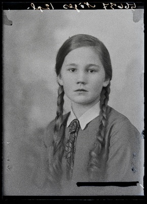 Koolitüdruk Nöges.  similar photo