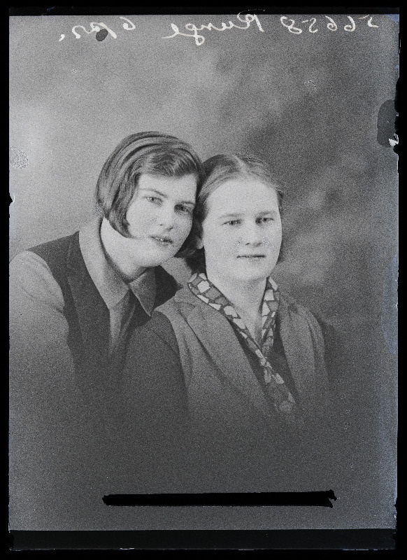 Kaks naist, (foto tellija Runge).