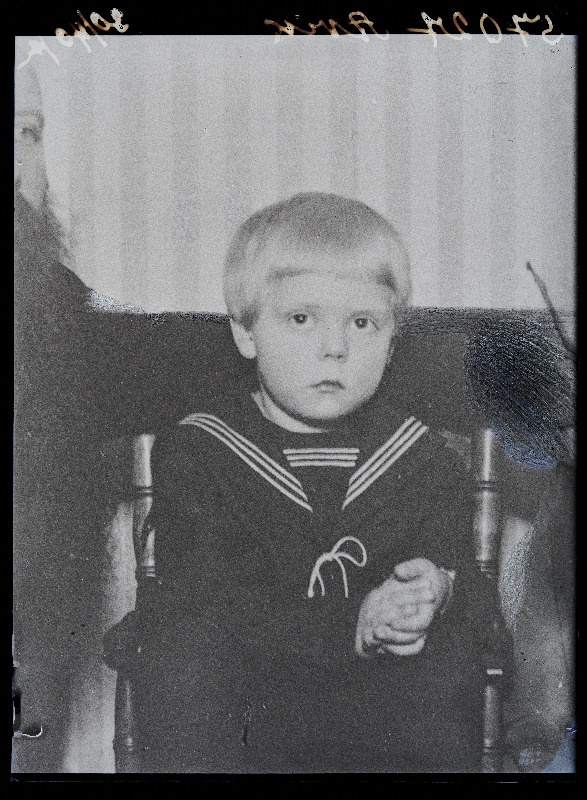 Poisi foto, (24.04.1931 fotokoopia, tellija Avik [Aavik]).