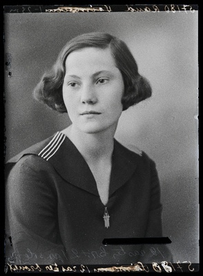 Viljandi Eesti Haridusseltsi Tütarlaste Gümnaasiumi abiturient Irene Raud.  duplicate photo