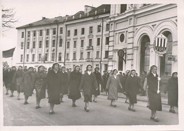 Maidemonstratsioon, ülikooli naiskoor. Tartu, 1957.