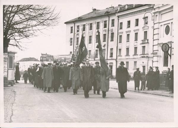 Maidemonstratsioon, töötajad loosungitega. Tartu, 1957.