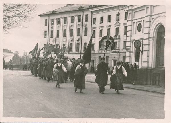 Maidemonstratsioon, marssijatel käes silt T5K (Tartu 5. keskkool?). Tartu, 1957.