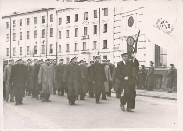 Maidemonstratsioon, noored kolonnis. Tartu, 1957.