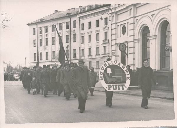 Maidemonstratsioon. Mööblivabrik Puit, töötajad. Tartu, 1957.