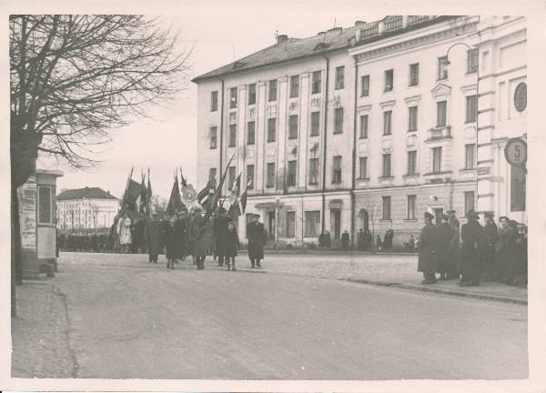Maidemonstratsioon. Töötajad kolonnis, paremal sõjaväelased. Tartu, 1957.
