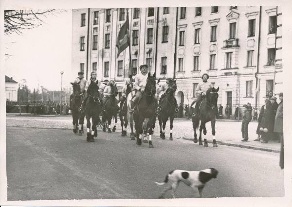 Maidemonstratsioon, ratsasportlased Eesti NSV lipuga. Tartu, 1957.