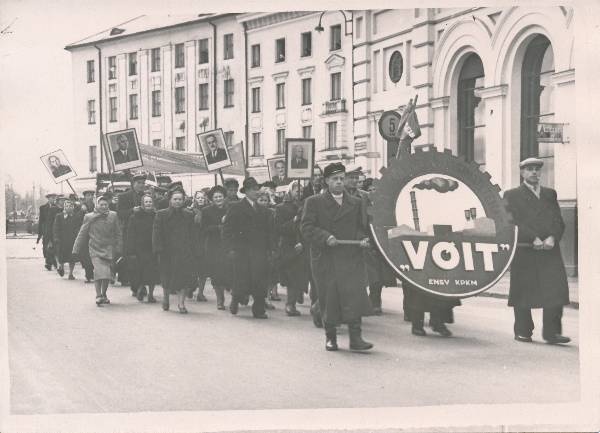Maidemonstratsioon, tehase Võit töötajad kolonnis. Tartu, 1957.
