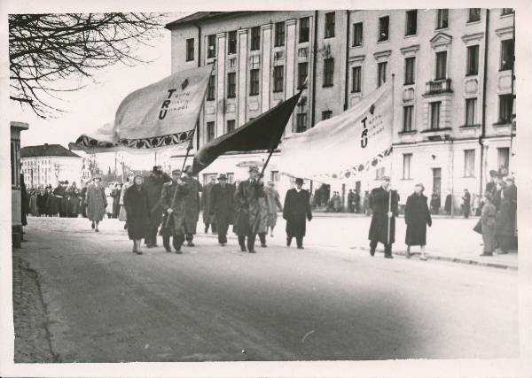 Maidemonstratsioon, ülikooli töötajad ja üliõpilased lippudega kolonnis. Tartu, 1957.