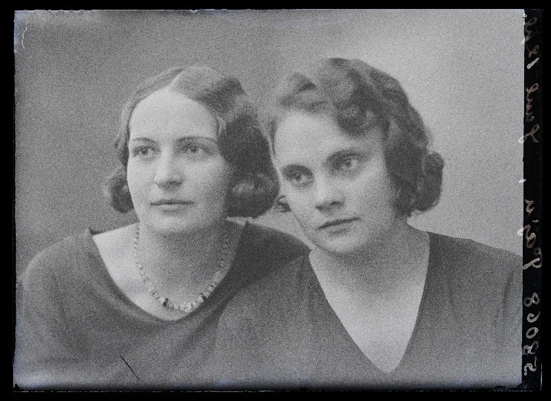 Kaks naist, Paju (vasakul) ja Juul.