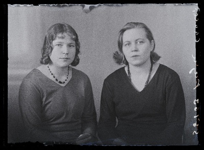Kaks naist, (foto tellija Paju).  duplicate photo