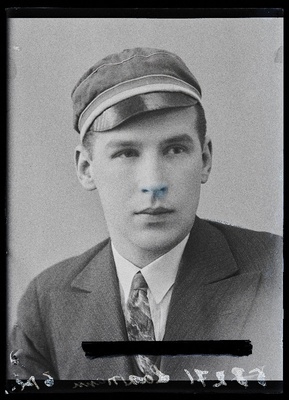Teklis Laamann.  similar photo