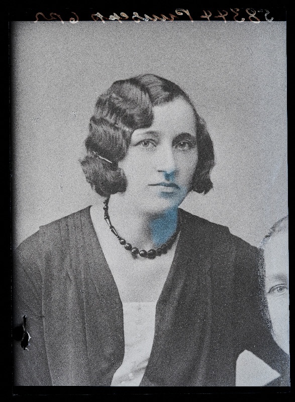Naine grupifotol, (21.12.1931 fotokoopia, tellija Puusepp Kärstnast).