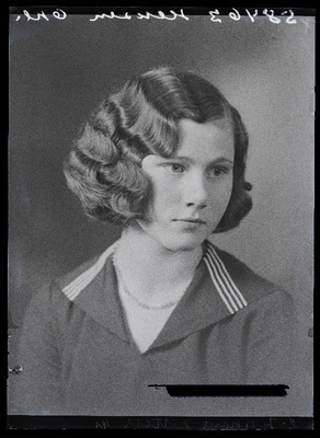 Viljandi Eesti Haridusseltsi Tütarlaste Gümnaasiumi õpilane Hensen [Hennsen].  similar photo