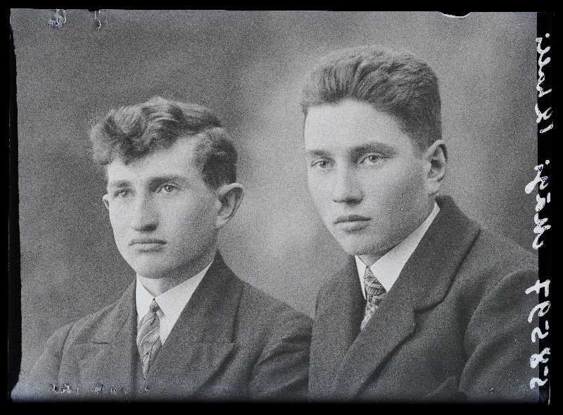 Kaks noormeest, (foto tellija Mägi).