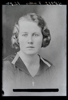 Viljandi Eesti Haridusseltsi Tütarlaste Gümnaasiumi abiturient Elsa Fuchs.  duplicate photo