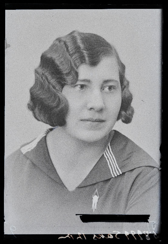 Viljandi Eesti Haridusseltsi Tütarlaste Gümnaasiumi abiturient Saks.