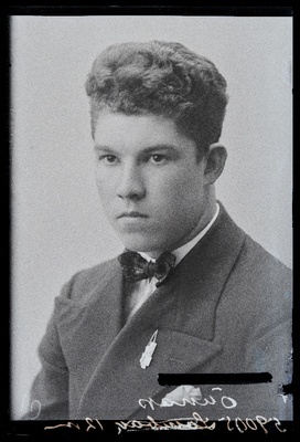 Viljandi Maakonna Poeglaste Gümnaasiumi abiturient Hildebert (Toivo) Õunap.  duplicate photo