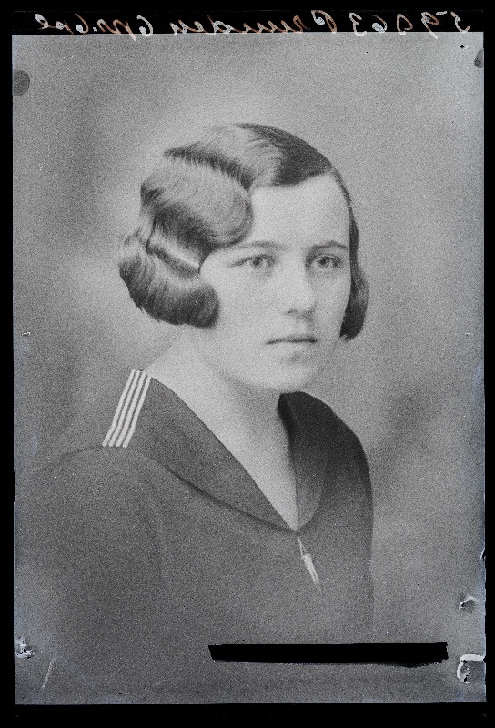 Viljandi Eesti Haridusseltsi Tütarlaste Gümnaasiumi abiturient Alma Pruuden.