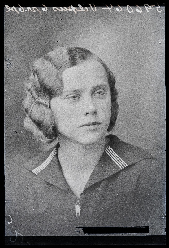 Viljandi Eesti Haridusseltsi Tütarlaste Gümnaasiumi abiturient Asta Vilpus.