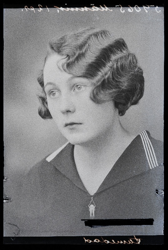 Viljandi Eesti Haridusseltsi Tütarlaste Gümnaasiumi abiturient Elfriede Männik.