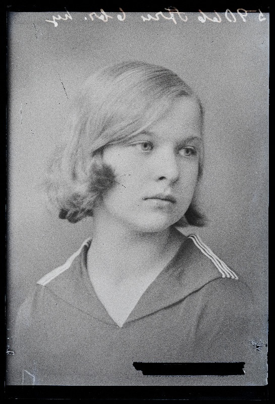 Viljandi Eesti Haridusseltsi Tütarlaste Gümnaasiumi õpilane Aru.