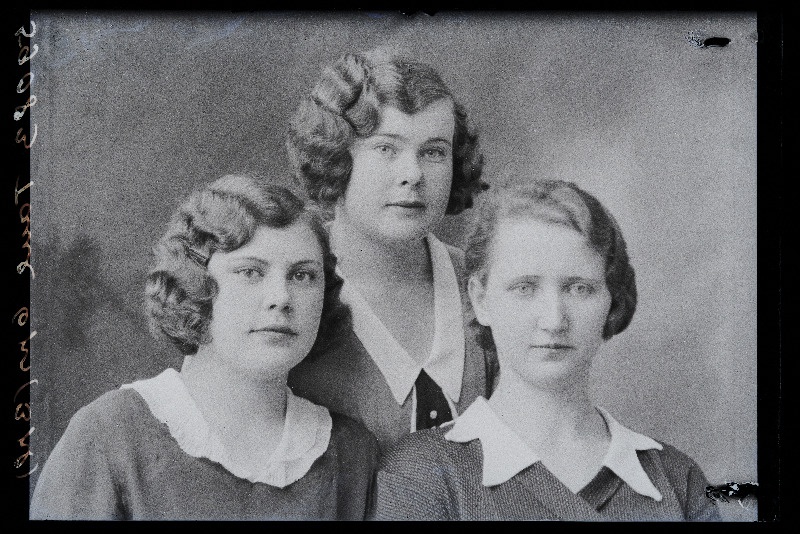 Grupp naisi, ees vasakul Leesment, (foto tellija Taul).