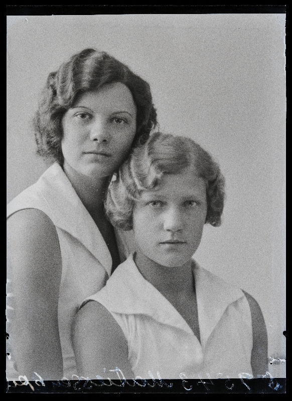 Kaks naist, (foto tellija Mathiessen [Mathiesen]).