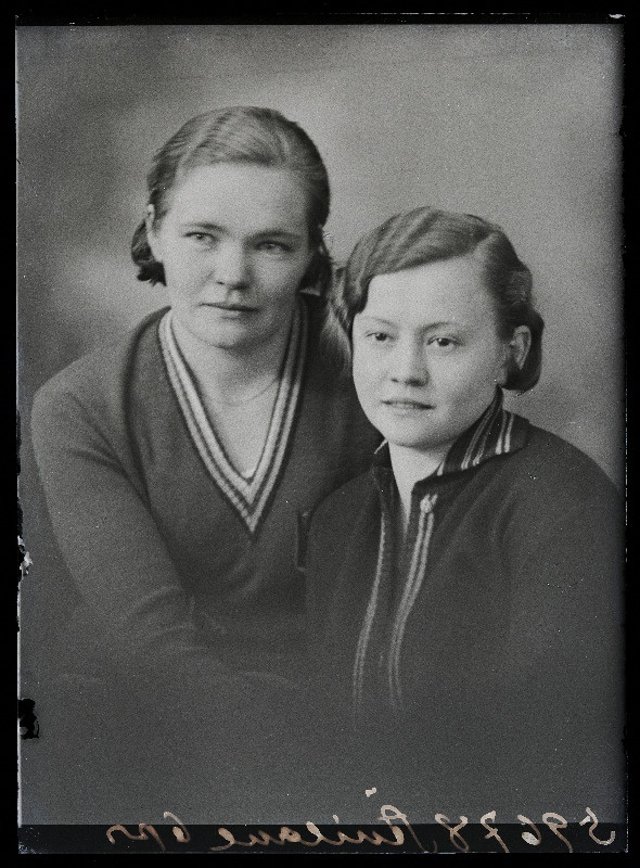 Kaks naist, (foto tellija Änilane).