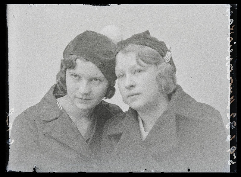 Kaks naist, (foto tellija Muraveiskaja).