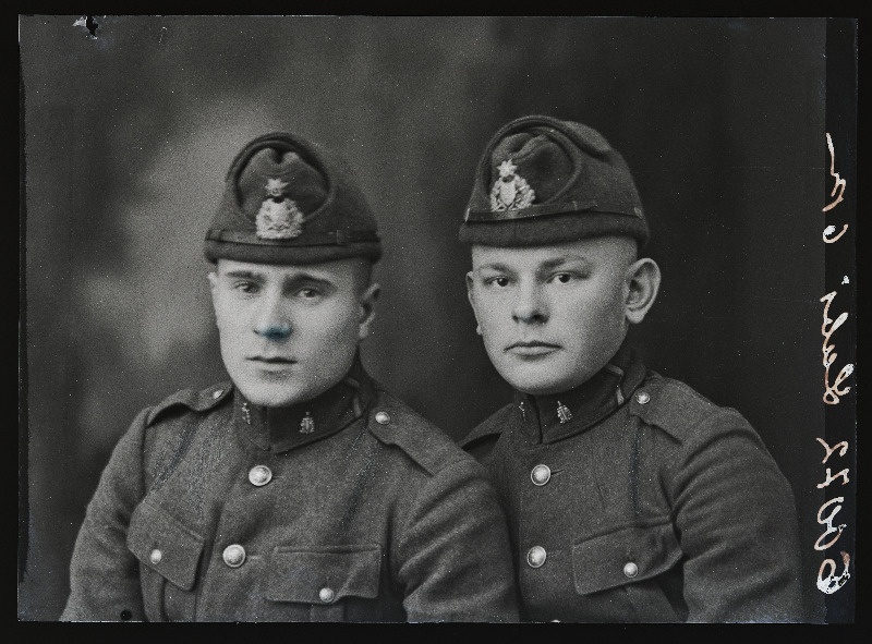 Kaks sõjaväelast (ajateenijat), Sakala Üksik Jalaväepataljon,  (foto tellija Lubi).