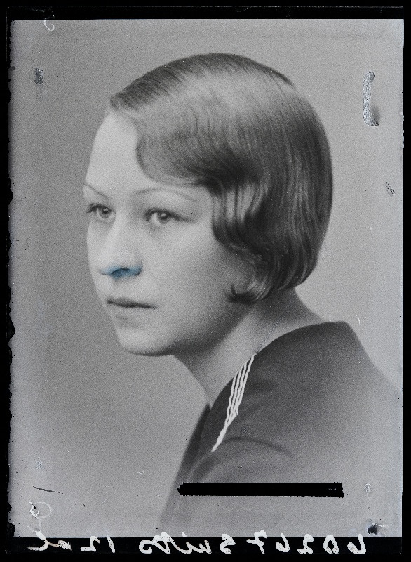 Viljandi Eesti Haridusseltsi Tütarlaste Gümnaasiumi õpilane Suits.