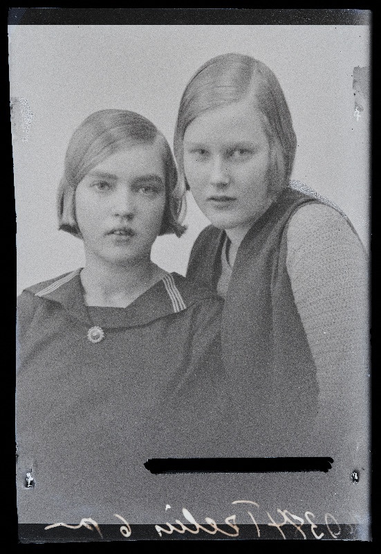 Kaks koolitüdrukut, (foto tellija Trelin).