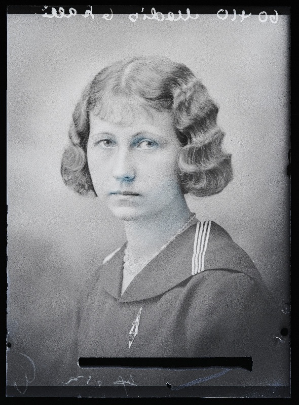 Viljandi Eesti Haridusseltsi Tütarlaste Gümnaasiumi abiturient Amilda Madis (Sirje Luht).